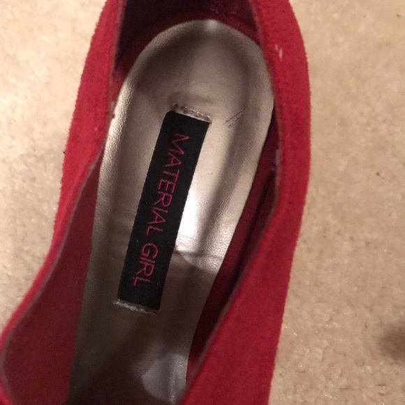 Material Girl Red suede pump with bows - Picture 7 of 7